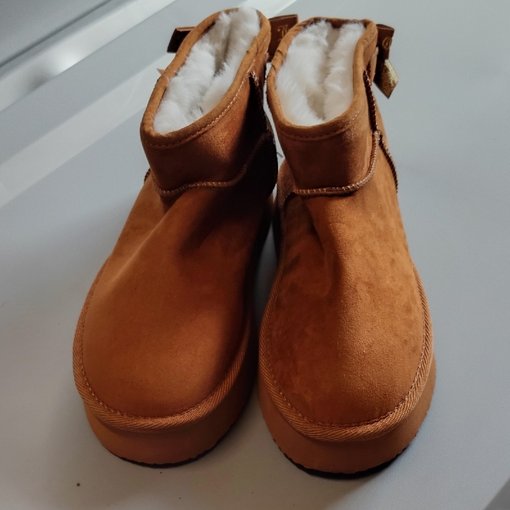 Juicy Couture Tan Kids Slippers - Picture 2 of 7